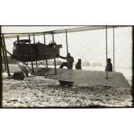 [Maurice Farman sur champ enneigé].