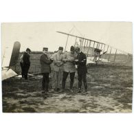 [Aviateurs parmi lesquels Gaston Luc-Pupat sur le champ de Toul].