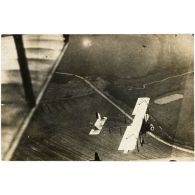 M.F. en plein vol au-dessus de l'ennemi photographié par un autre M.F. dont on aperçoit le plan inférieur.