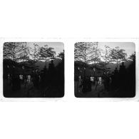 [Vue d'ensemble d'une cérémonie avec Européens et Indochinois, montagnes à l'arrière-plan].<br>