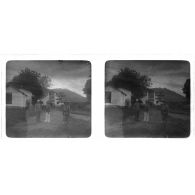 [Vue de deux militaires coloniaux et d'un soldat indochinois devant un bâtiment portant l'inscription "Bac Quang"].<br>