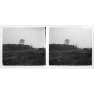 [Vue d'ensemble d'un paysage avec, au second plan, une colonne de militaires européens (troupes coloniales) et de soldats indochinois sur chevaux].<br>