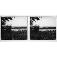 [Vue d'ensemble d'un lac avec embarcation, montagnes à l'arrière-plan].<br>