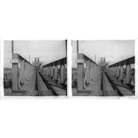 [Un pont en fer avec voie ferrée].<br>