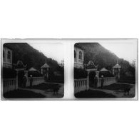 [Tonkin. Deux militaires portant le casque colonial à l'entrée des bureaux du territoire].