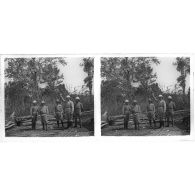 [Portrait de groupe de cinq militaires portant le casque colonial].<br>