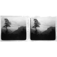 Escarpements du Song Nho qué. [légende d'origine]<br>