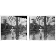 [Officier colonial au milieu d'une rivière].<br>