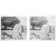 [Bivouac dans le désert tchadien. Tente et bagages].