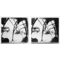 [Vue prise depuis l'intérieur d'un abri de fortune].<br>