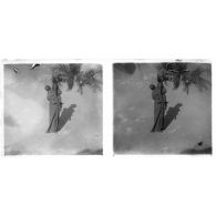 [Femme portant son enfant].<br>