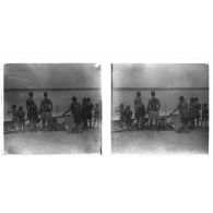 [Population au bord d'une rivière].<br>