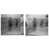 [Portrait d'un couple au bord d'une rivière].