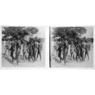 [Un groupe de jeunes filles et jeunes garçons dans un village tchadien].