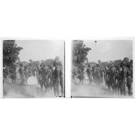 [Un groupe de jeunes filles et jeunes garçons pendant une danse].