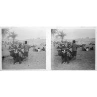 [Rassemblement de population devant ville fortifiée].<br>