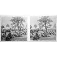 [Rassemblement de population devant ville fortifiée].<br>