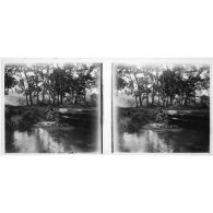 [Jeunes femmes au bord d'une rivière].