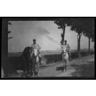 Sur la route de Béthune. Mai 1915. Sous-lieutenant Renard, lieutenant Gautier. [légende d'origine]