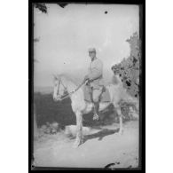 Juillet 1915. Sous-lieutenant Renard sur Cornille. [légende d'origine]