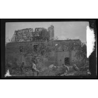 Juillet 1915. Ablain Saint Nazaire, le château. Lieutenant Gautier, lieutenant Cély, sous-lieutenant Renard. [légende d'origine]