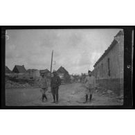 Juillet 1915. La grande rue d'Ablain Saint Nazaire. Sous-lieutenant Renard, lieutenant Gautier, Lieutenant Cély. [légende d'origine]