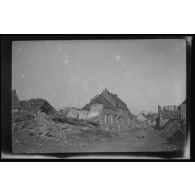 Juillet 1915. La grande rue d'Ablain Saint Nazaire. [légende d'origine]
