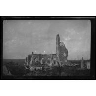 Juillet 1915. Ablain Saint Nazaire, l'église côté Nord. [légende d'origine]