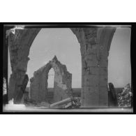 Juillet 1915. Ablain Saint Nazaire, l'église vue intérieure, dans le fond le bois de la Folie. [légende d'origine]
