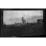 Juillet 1915. Ablain Saint Nazaire, l'église, vue Nord. [légende d'origine]