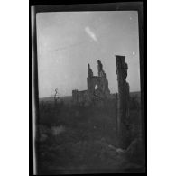 Août 1915. Ablain Saint Nazaire, l'église, vue Nord-Ouest. [légende d'origine]