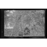 Au camp de la Faisanderie, une cagna de sapeurs. Valet et André. [légende d'origine]