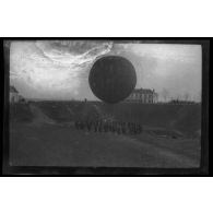 Avril 1915. Noeux les Mines. Le ballon captif. [légende d'origine]