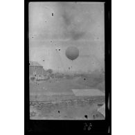 Avril 1915. Noeux les Mines. On attelle le captif à son auto remorque.