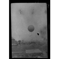 Avril 1915. Noeux les Mines. On attelle le captif à son auto remorque. [légende d'origine]