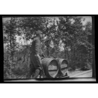 Septembre 1915. La Faisanderie. Le transport de l'eau sur le Decauville. [légende d'origine]