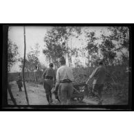 Septembre 1915. La Faisanderie. Retour des wagonnets. [légende d'origine]