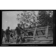 Septembre 1915. La Faisanderie. ? porte des rails pour le Decauville. [légende d'origine]