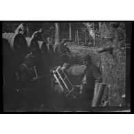 Juillet 1915. La Forestière. On établit la gare d'eau. [légende d'origine]