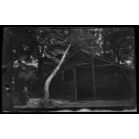 Juillet 1915. La Faisanderie. Une de nos baraques Adrian. [légende d'origine]