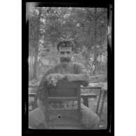 Août 1915. La Faisanderie. Capitaine Vergnaud et Quiqui. [légende d'origine]