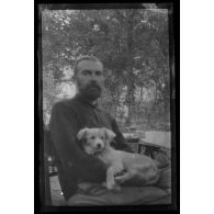 Août 1915. La Faisanderie. Lieutenant Cely et Quiqui. [légende d'origine]