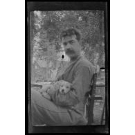 [Août 1915. La Faisanderie. Un capitaine et un chien].