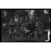 17-8-15. Au camp de la Faisanderie. Adjudant Bonnin, lieutenant Gautier, capitaine Vergnaud, lieutenant Cély, capitaine Reverdy, sous-lieutenant Perney. [légende d'origine]