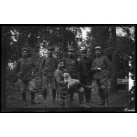 17-8-15. Au camp de la Faisanderie. Adjudant Bonnin, lieutenant Gautier, capitaine Vergnaud, lieutenant Cély, capitaine Reverdy, sous-lieutenant Perney. [légende d'origine]