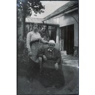 Bruay. Eug. Fosse Bois et sa grand-mère. [légende d'origine]