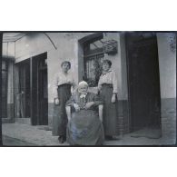 La grand-mère, Eug. Fille et la ? [légende d'origine]