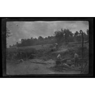 25-7-15. Chemin d'Ablain. Le poste d'eau. La pompe. [légende d'origine]