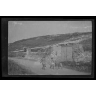 7-8-15. Ablain. La 1re maison, 2 blessés et un brancardier. [légende d'origine]