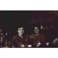 10-1915. Rebreuve. Marie et Julie Hoyez. [légende d'origine]